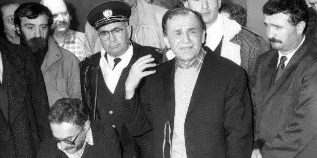 Revolutia Romana din decembrie 1989; Ion Iliescu in platoul Televiziunii Romane.