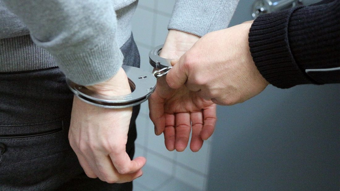 handcuffs / catuse. arestat, suspect, inculpat, arestarepixabay.com