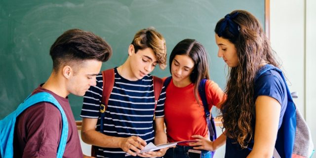Rezultate simulare Evaluare Națională 2024. La Română, aproape 74% din elevii de clasa a VIII-a au luat note egale sau mai mari ca 5. La Matematică este cel mai mic procent de note peste 5, din ultimii 4 ani