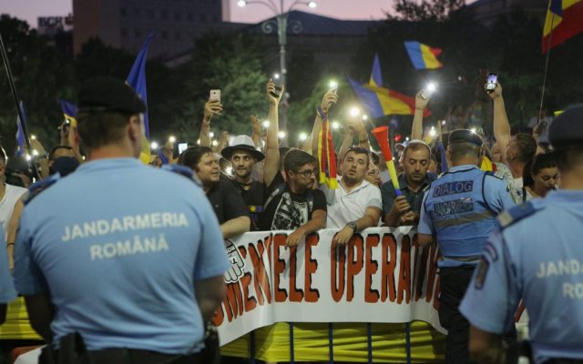 Protest Piața Victoriei 10 august 2019. Luminițe. Inquam Photos / George Călin