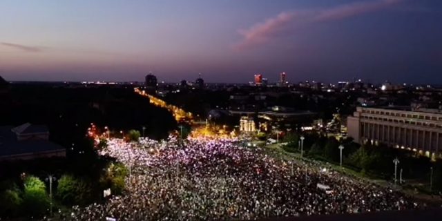 Protest Piața Victoriei 10 august 2019 luminițe