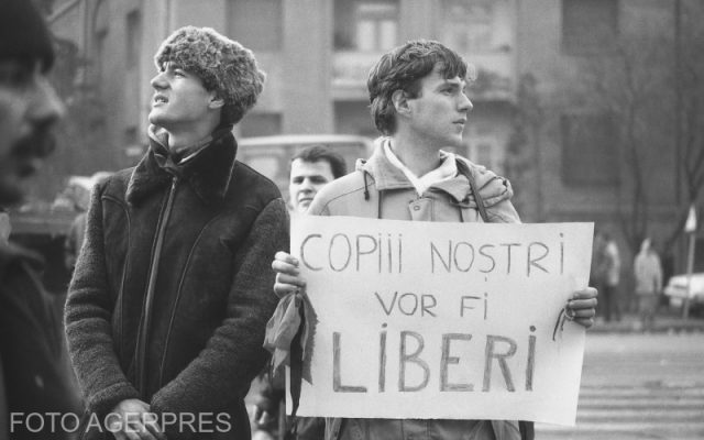 Revolutia Romana din decembrie 1989, revolutionari pe strazile Capitalei - 24 Decembrie 1989. Sursa: Agerpres / MIHAI ALEXE