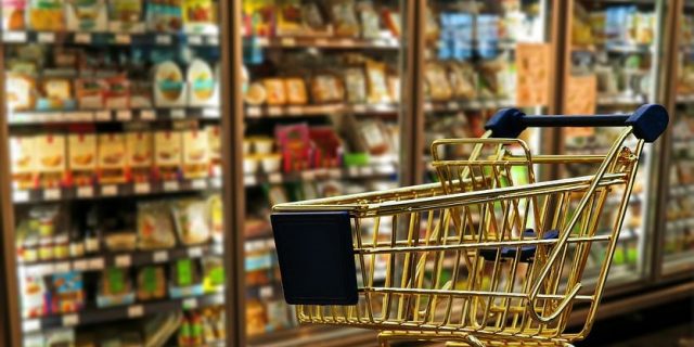 SURSE: Reprezentanții micilor magazine au cerut ca guvernul să închidă supermarketurile în weekend, propunerea a fost respinsă de Ciolacu