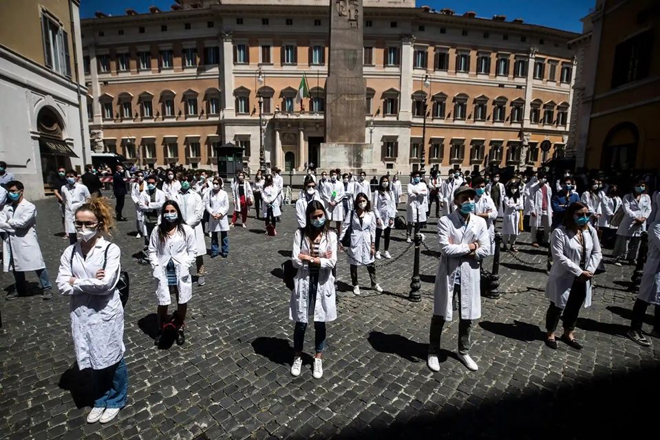 https://cdn.g4media.ro/wp-content/uploads/2020/05/medici-protest-italia.jpg