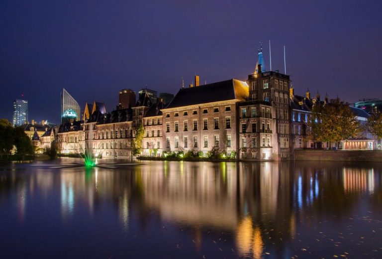 Foto: Binnenhof, complexul din centrul capitalei Olandei, Haga, care găzduiește reuniunile Camerelor Parlamentului / Sursa: pixabay.com