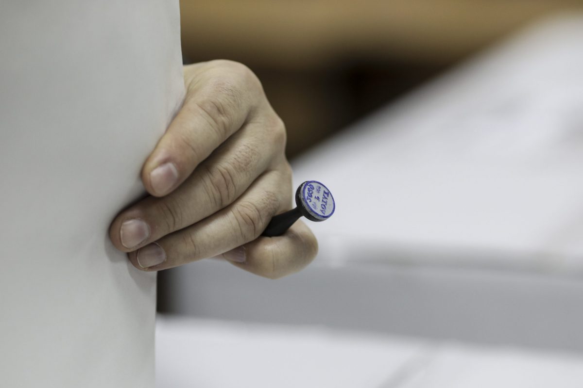 Foto: Vot alegeri parlamentare 2020., ștampilă. Sursa: Inquam Photos / Octav Ganea