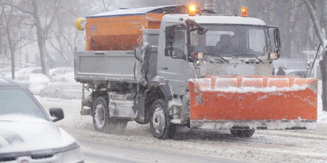 Ninge în mai multe zone din ţară, iar drumarii intervin pentru curăţarea carosabilului