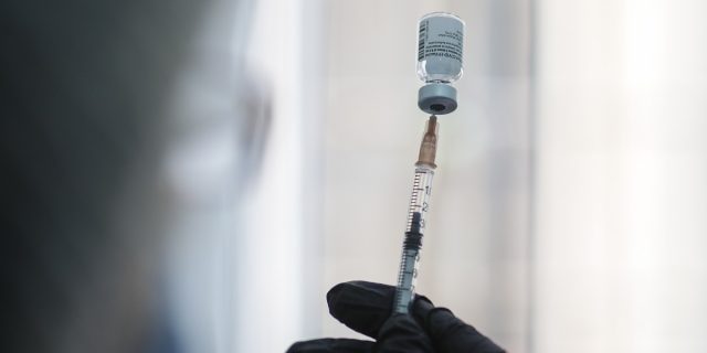 Aproape 55.000 de persoane vaccinate anti-COVID marți, 184 de reacții adverse