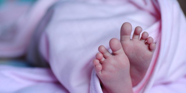 Caz rar la Maternitatea din Bacău: o femeie a născut pentru a 12-a oară, de fiecare dată prin cezariană / Ultimul copil, o fetiță de 2.800 g, de nota 10