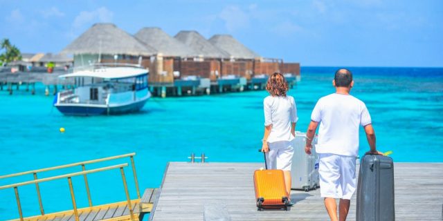 turism turisti vacanta concediu calatorie relaxare bagaje