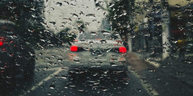 meteo ploaie furtuna inundatii trafic masina pexels