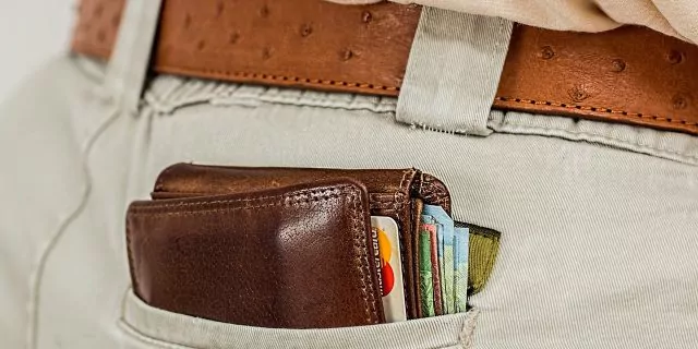 Covasna: Un portofel cu circa 2.500 euro, pierdut de un cetăţean moldovean, găsit de un fost poliţist