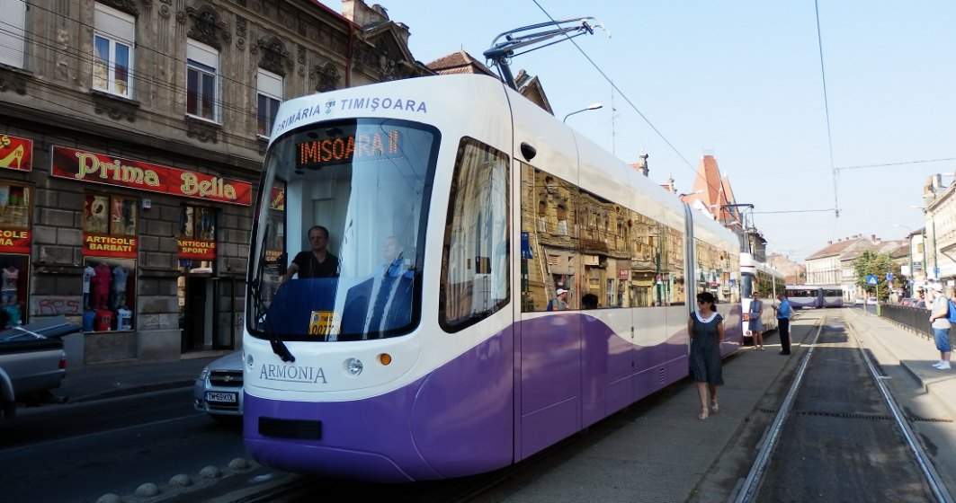 Accident între un tramvai şi două maşini în Timișoara, după ce vatmanul a uitat să schimbe macazul