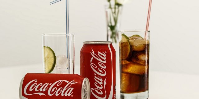 Supermarketuri din Ucraina nu mai vând produse Coca Cola, din cauza refuzului de a se retrage de pe piața Rusiei