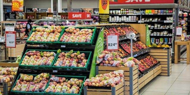 Guvernul vrea prelungirea schemei de plafonare a prețurilor la alimente de bază și extinderea listei de produse, anunță premierul Ciolacu