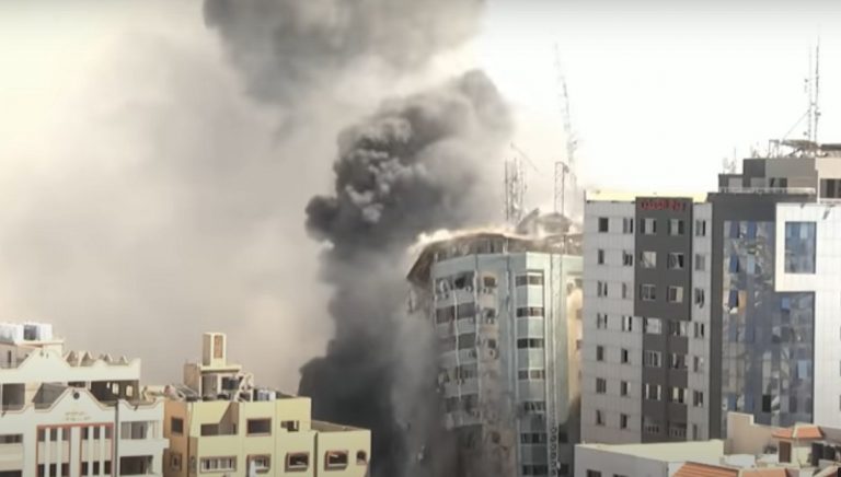 Un bloc turn din Fâşia Gaza care adăpostea birourile Associated Press şi Al Jazeera s-a prăbuşit după ce a fost lovit de o rachetă israeliană