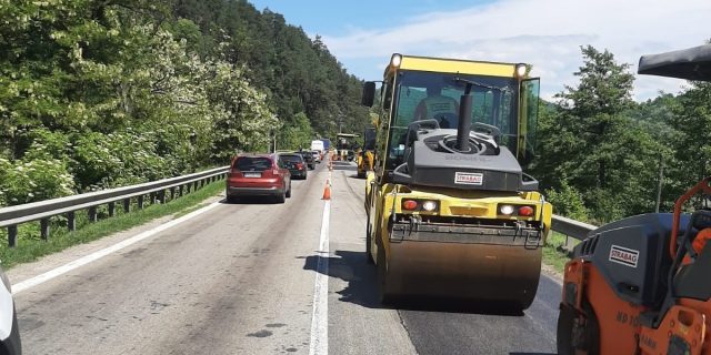 Circulație îngreunată pentru efectuarea de lucrări pe Valea Oltului / La Călimănești există semafor, se circulă în reprize de 20 de minute