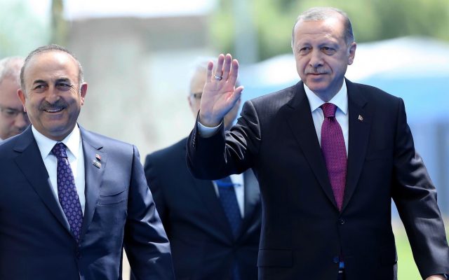 Mehmet Cavusoglu și Recep Tayyip Erdogan