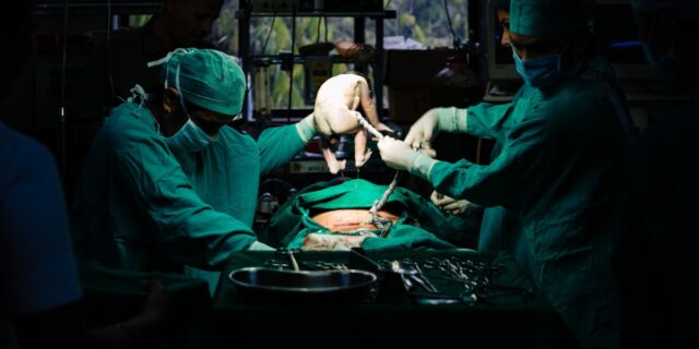 nastere bebelus cezariana operatie copil amit-gaur-YSbvqo9YLHA-unsplash