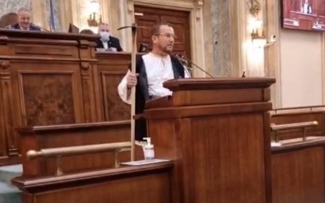 Un senator PSD a intrat cu o sapă în sala de ședință: ”Mă scuzați dragi  colegi, dar țara merge tot mai prost” / Conform regulamentului, este  interzis accesul în Palatul Parlamentului cu