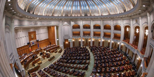 Parlament, Camera Deputaților, motiune de cenzură, vot, legi