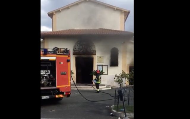 sort Kills Gloomy A ars biserica românească dintr-un sat de lângă Roma. Posibilă cauză: un  scurt-circuit la un frigider