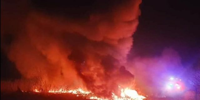 Octavian Berceanu: În Sintești se ard gunoaiele la 200 m în spatele secției de Poliție / Majoritatea deșeurilor provind de la rețelele de dezmembrări auto