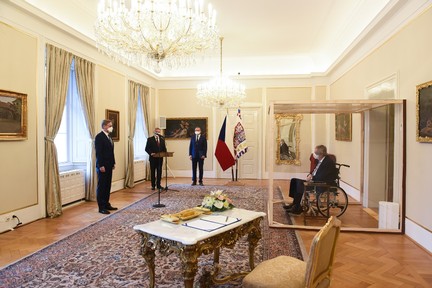 Imaginea zilei: Președintele Cehiei, bolnav de Covid, a nominalizat premierul dintr-o cutie de plexiglas
