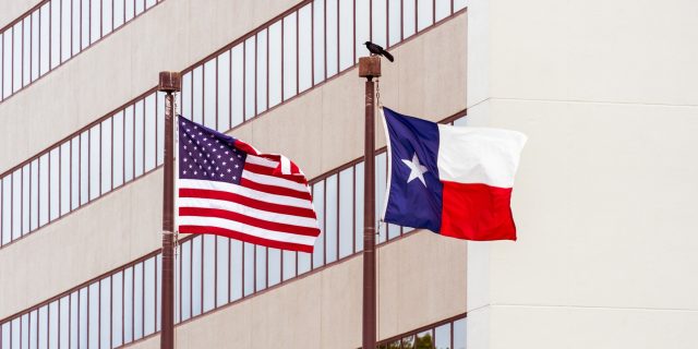 Guvernatorul republican al statului Texas semnează o lege care incriminează „intrarea ilegală” a migranţilor