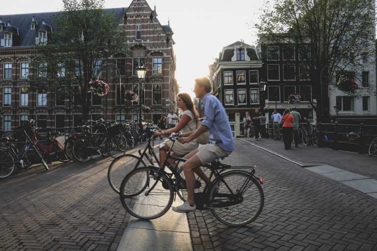 amsterdam, olanda, tarile de jos, tineri, bicicleta, ciclism, verde, green deal, poluare, aer curat, oras, ciclism, relaxare, plimbare