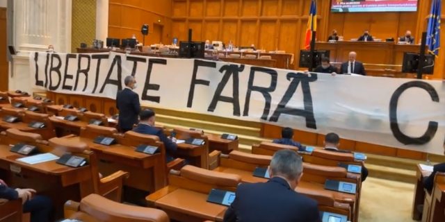 AUR, scandal pe tema Certificatului Covid: Banner imens în plenul Parlamentului cu textul ”Libertatea fără certificate”