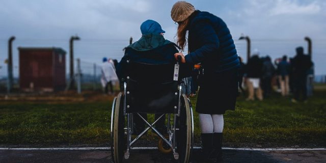 persoane cu dizabilitati, scaun cu rotile. handicap, asistenta sociale
