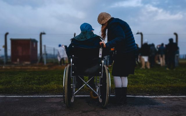 persoane cu dizabilitati, scaun cu rotile. handicap, asistenta sociale