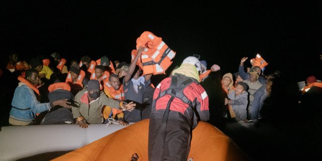 Zeci de migranți au murit înecați în trei noi naufragii în largul Tunisiei