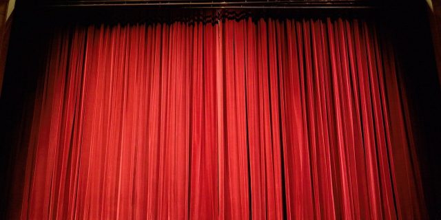 Schimb de spectacole între Craiova şi Bucureşti / „Familia Addams” merge la Teatrul Naţional „Marin Sorescu”, iar „Outfitul şearpelui” ajunge la Teatrul Excelsior