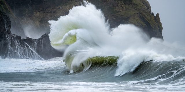furtuna mare uragan vant puternic valuri ocean