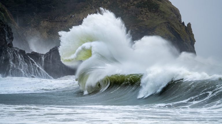 furtuna mare uragan vant puternic valuri ocean