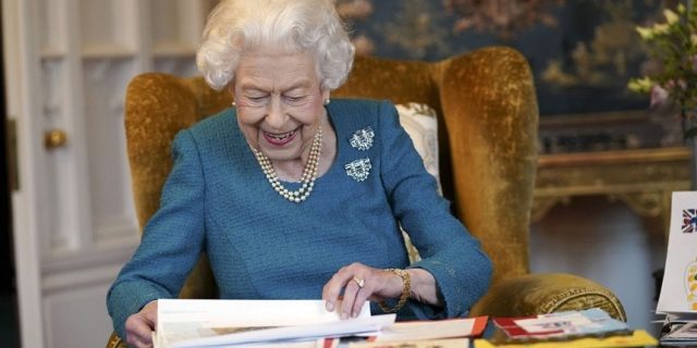 Regina Elisabeta a primit desene, scrisori și poeme în dar de la britanici cu ocazia Jubileului de Platină