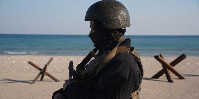 ucraina soldat plaja odesa mitraliera