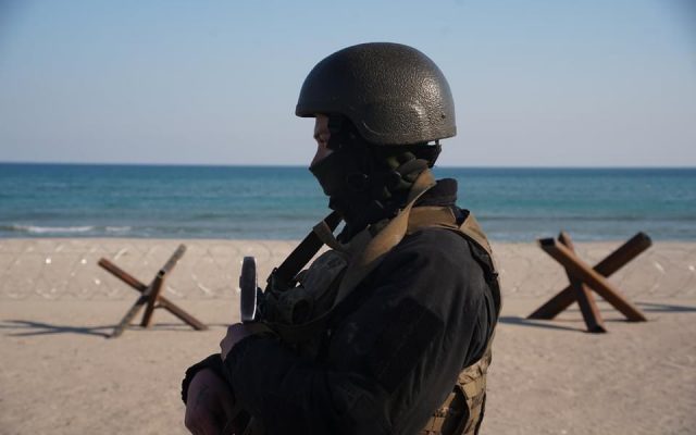 ucraina soldat plaja odesa mitraliera