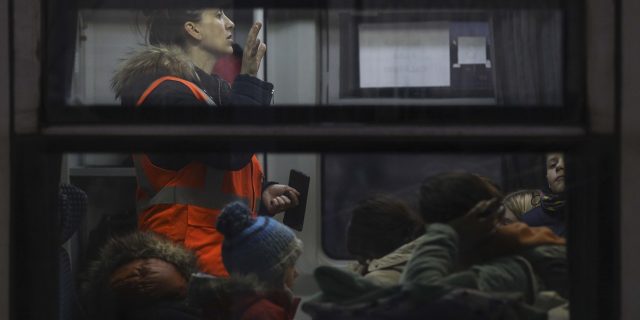 Trei trenuri CFR Calatori aduc in Bucuresti aproape 700 de refugiati care au parasit Ucraina in urma invaziei ruse, 7 martie 2022