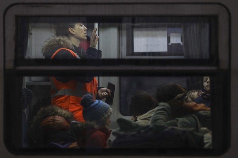Trei trenuri CFR Calatori aduc in Bucuresti aproape 700 de refugiati care au parasit Ucraina in urma invaziei ruse, 7 martie 2022