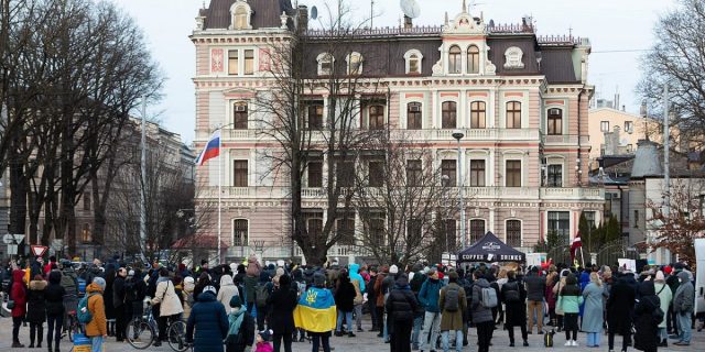ucraina, ambasada rusiei la riga, letonia, razboi, rusia, diplomatie, protest