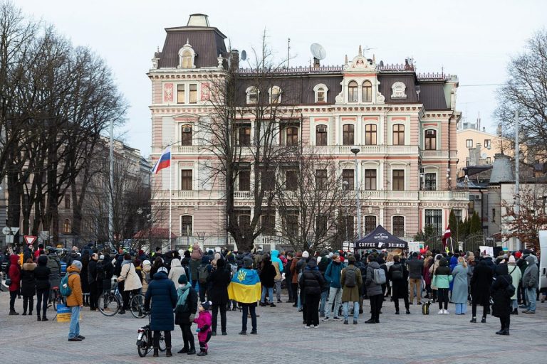 ucraina, ambasada rusiei la riga, letonia, razboi, rusia, diplomatie, protest
