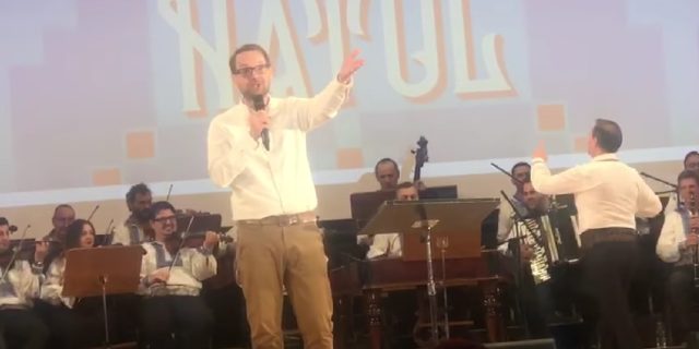 VIDEO Dominic Fritz cântă ”imnul” Banatului pe scena Filarmonicii/ Și fostul primar al Timișoarei, Nicolae Robu, era un iubitor al muzicii