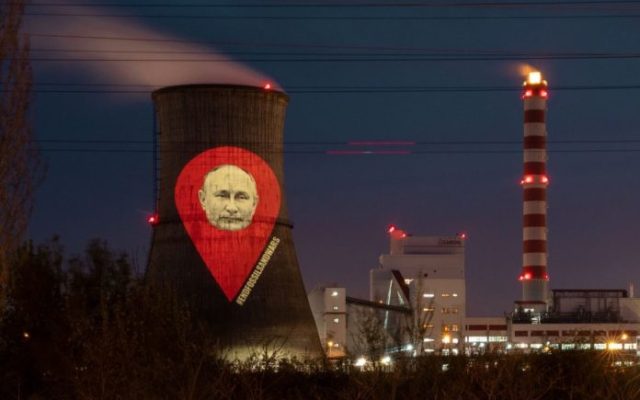 Imaginea lui Putin proiectată pe rafinăria Lukoil Ploiești. Protest  Greenpeace împotriva invaziei din Ucraina