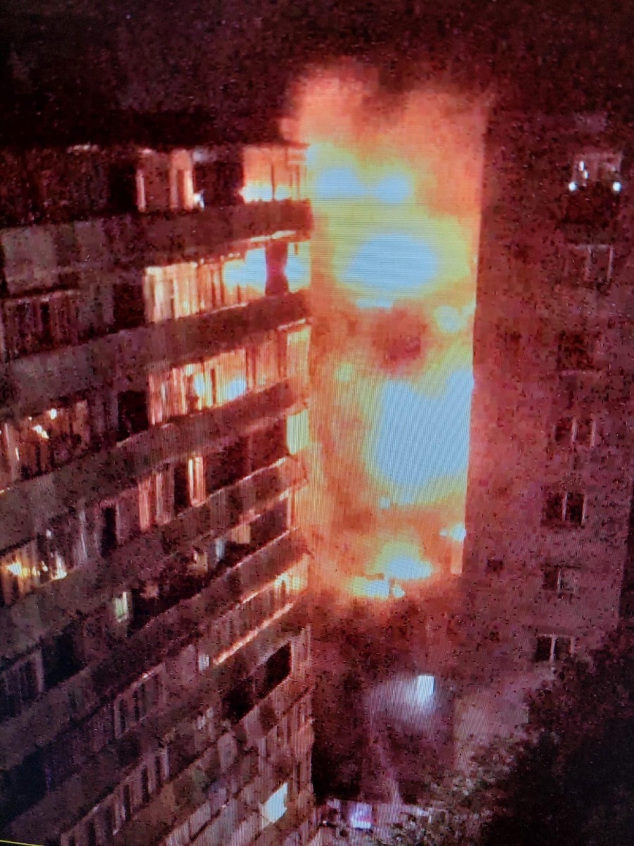 UPDATE VIDEO București, Sectorul 5: Incendiu puternic la un bloc termoizolat de pe strada Baciului / Sunt căutate potențiale victime