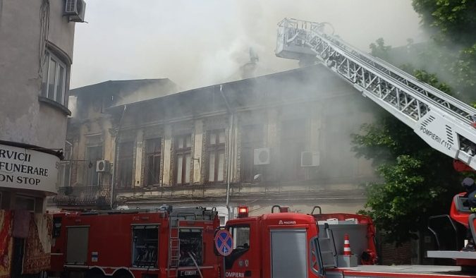 I wear clothes Neglect Atticus UPDATE VIDEO Incendiu în centrul vechi din București: 19 autospeciale  intervin pentru a stinge flăcările care au cuprins acoperișul unei clădiri/  Suprafața afectată este de 750 mp