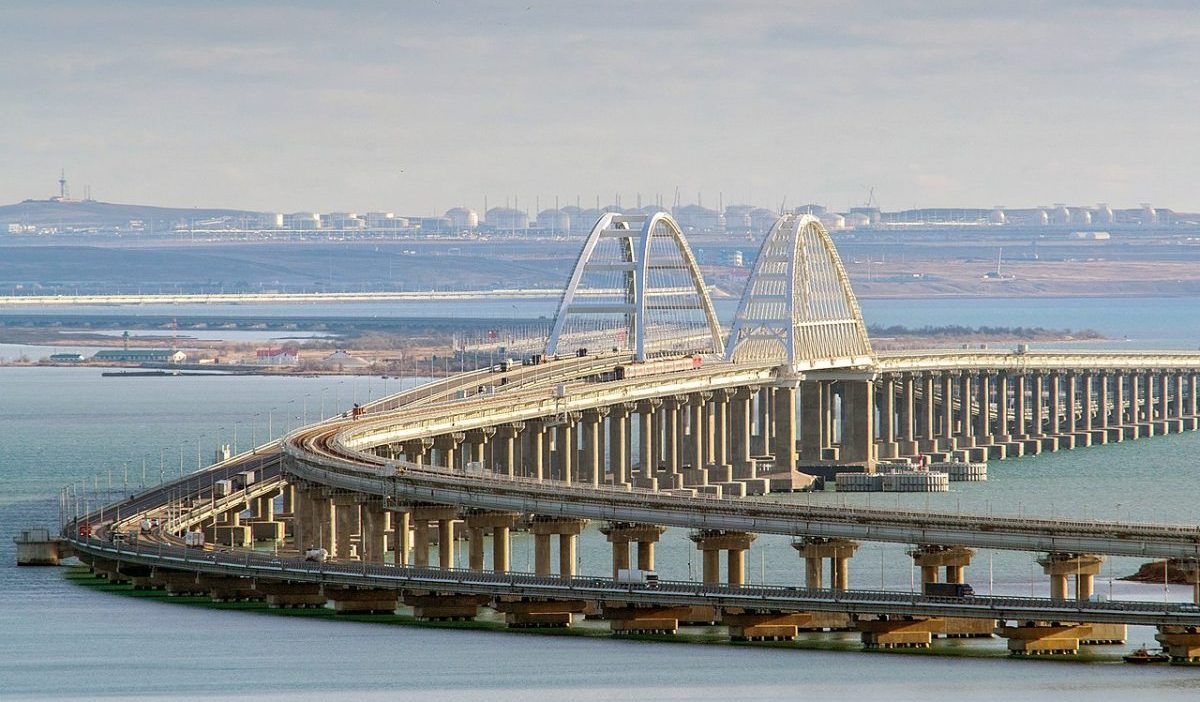 Rușii au început să fugă din Crimeea: Trafic record pe podul Kerci, care leagă peninsula de Rusia
