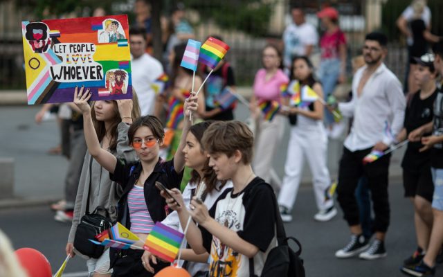 Chiar dacă mai dai și de homofobie, petrecerile queer din România sunt mai  mișto decât cele straight